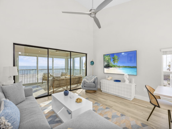 Intimate 4 unit beachfront complex